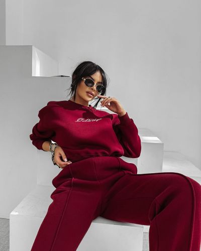 Komplet damski OLAVOGA SCRITTO 2025 burgund - FashionPlace - 4