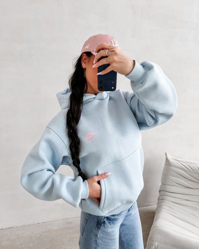 Bluza damska OLAVOGA LUCKY MINDSET 2026 baby blue - FashionPlace - 3