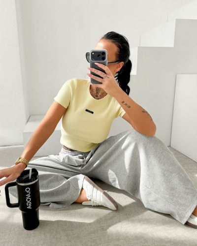 T-shirt damski OLAVOGA MOVENA 2026 żółty - FashionPlace - 2