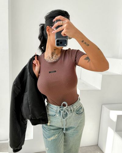 T-shirt damski OLAVOGA MOVENA 2026 brąz - FashionPlace - 1